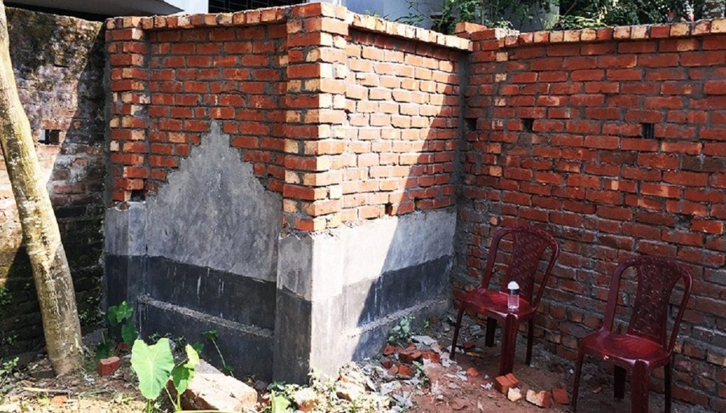 মুক্তিযোদ্ধা বাবার কবরের উপর সেই ছেলের বাথরুম নির্মান বন্ধ করলো প্রশাসন
