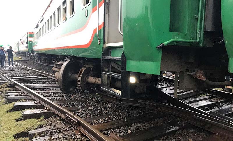 অবশেষে ৮ বগি নিয়েই ঢাকার পথে বেনাপোল এক্সপ্রেস