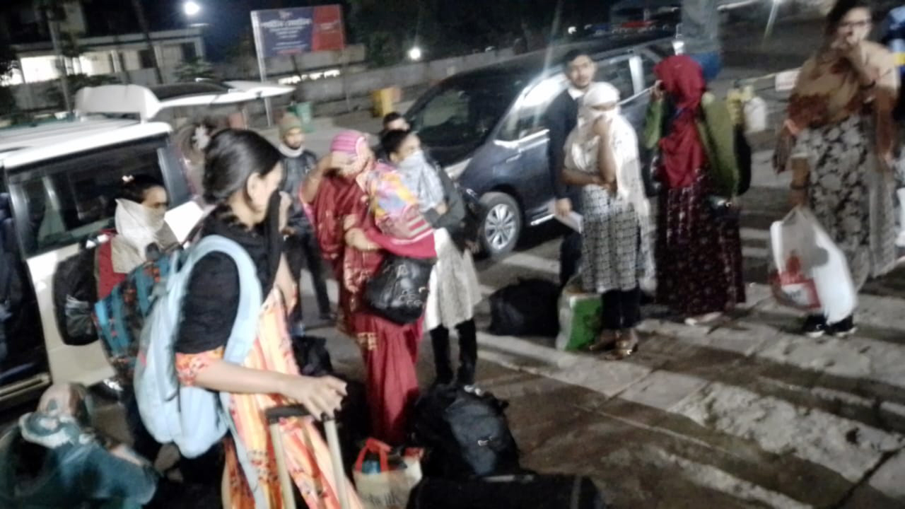 ভারতে সাজাভোগ শেষে দেশে ফিরলেন শিশুসহ ১৫ নারী