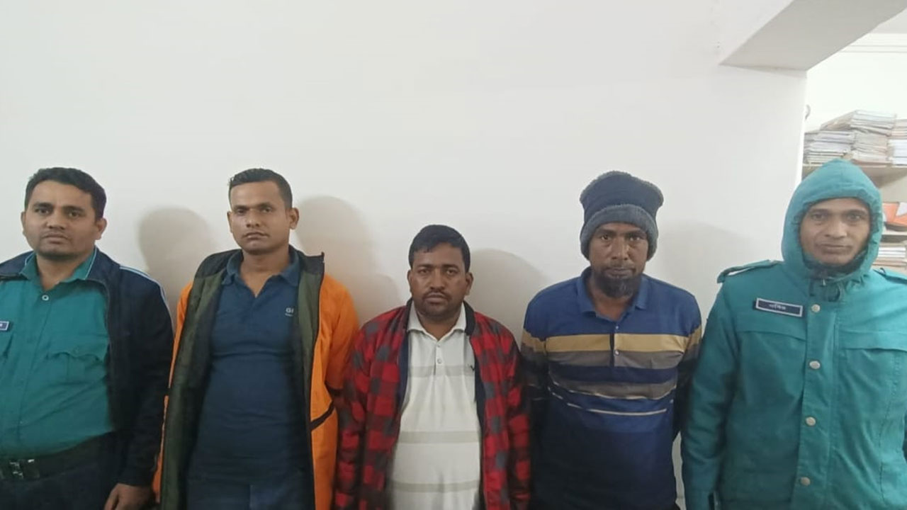 দারুস সালাম এলাকায় তিন ছিনতাইকারী গ্রেপ্তার