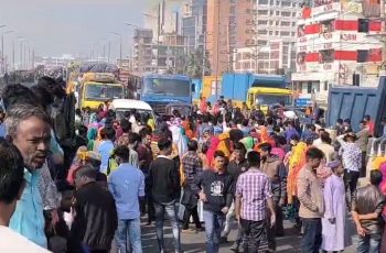 গাজীপুরে কারখানা খুলে দেওয়ার দাবিতে ঢাকা-টাঙ্গাইল মহাসড়ক অবরোধ
