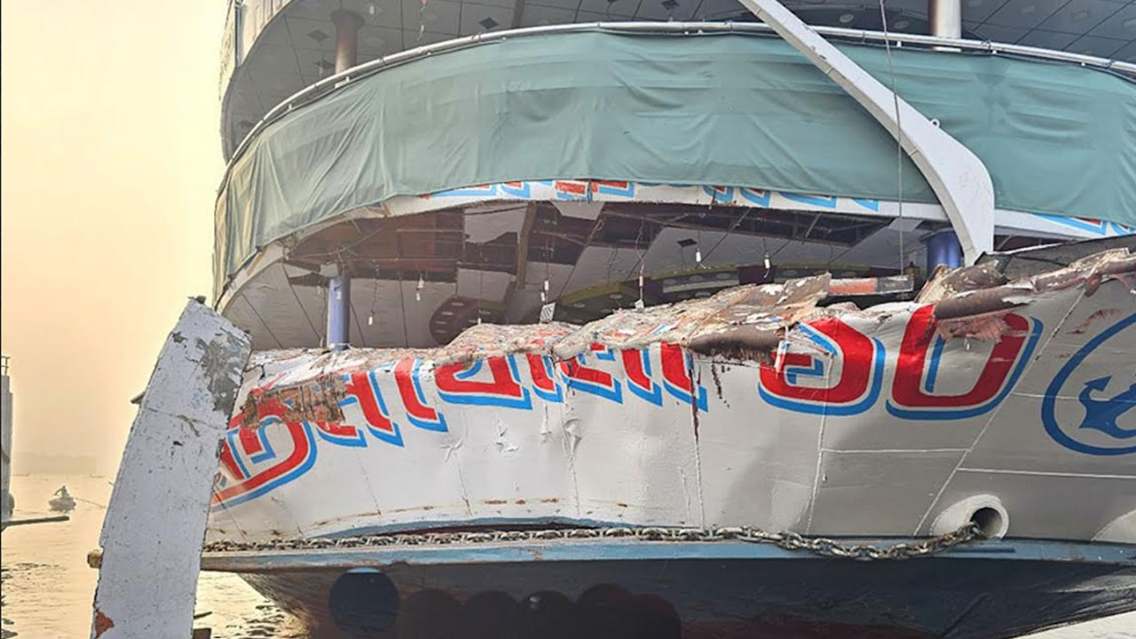 যাত্রী নিয়ে মাঝ নদীতে সংঘর্ষ, দুমড়ে মুচড়ে গেল দুই লঞ্চ