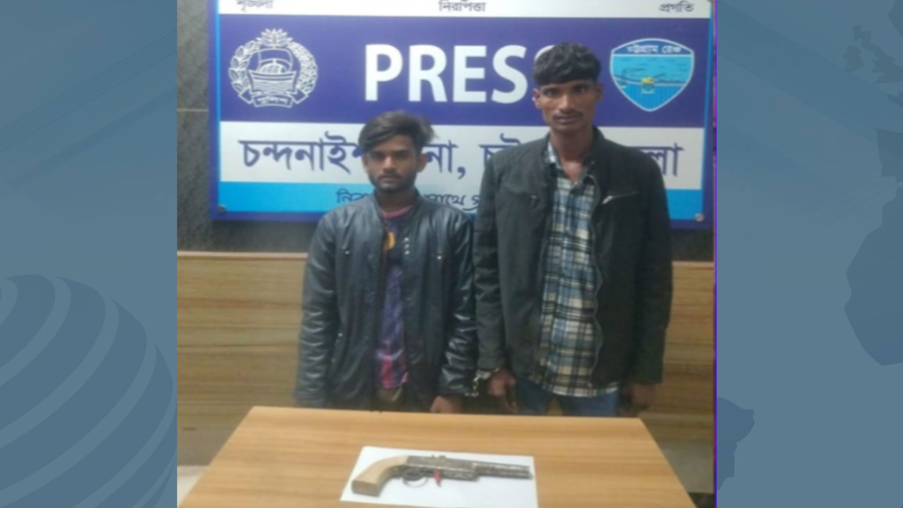 বাসের সিটের নিচে অস্ত্র, গ্রেপ্তার ২