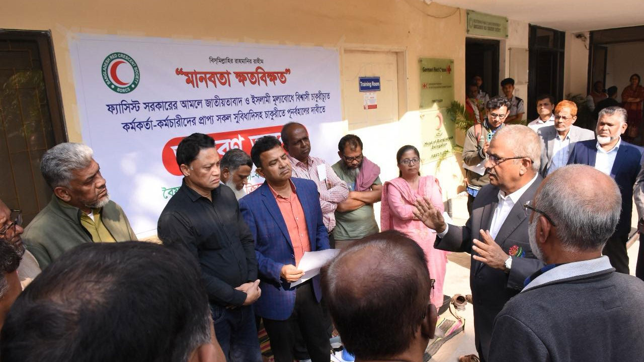 চাকরিচ্যুত কর্মকর্তাদের অনশন ভাঙালেন রেড ক্রিসেন্টের চেয়ারম্যান