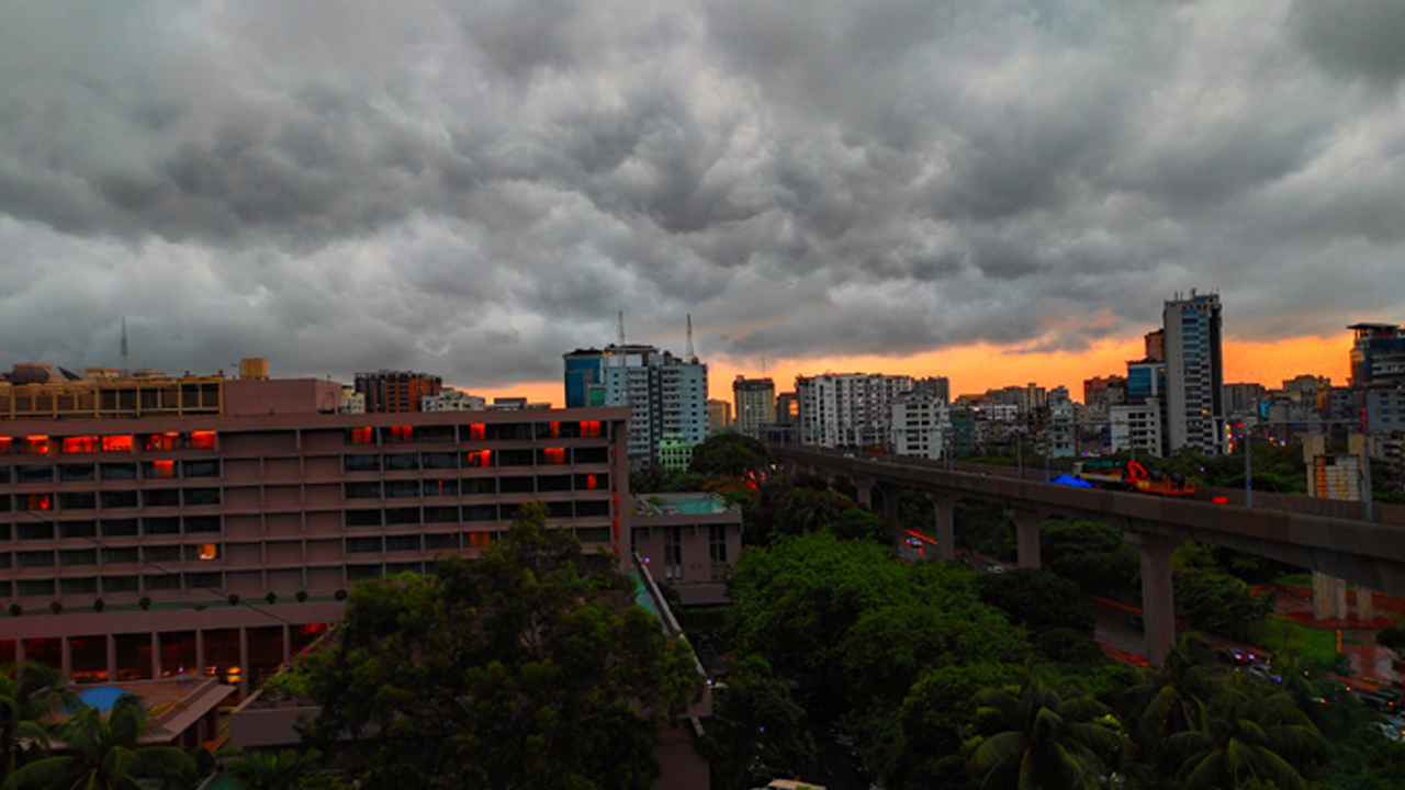 দিনভর মেঘাচ্ছন্ন ঢাকার আকাশ, সূর্যের দেখা মিলবে কবে?