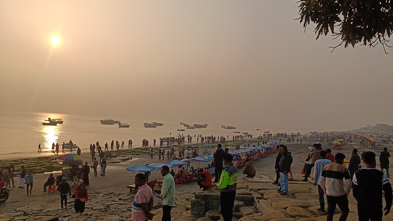 কনকনে শীতে কুয়াকাটায় পর্যটকদের ভিড়