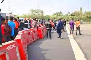 ঢাকা-মাওয়া এক্সপ্রেসওয়ে অবরোধ করে বৈষম্যবিরোধী ছাত্রদের অবস্থান