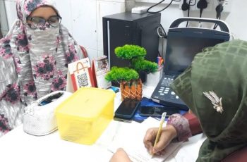 এক টাকায় রোগী দেখেন তিন ডাক্তার বোন