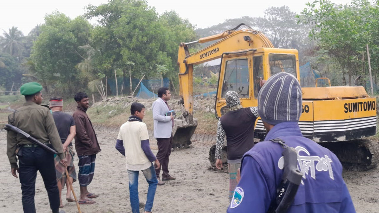 কৃষি জমির মাটি কাটায় অর্ধলাখ টাকা জরিমানা