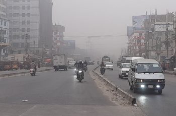 ঘন কুয়াশায় ঢাকা পড়েছে রাজধানী, গাড়ি চলছে হেডলাইট জ্বালিয়ে
