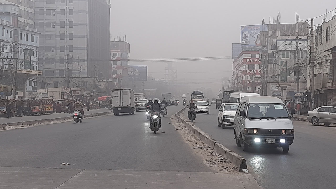 ঘন কুয়াশায় ঢাকা পড়েছে রাজধানী, গাড়ি চলছে হেডলাইট জ্বালিয়ে