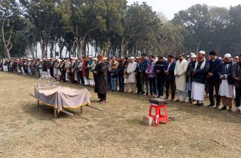 বাবার জানাজা থেকে মনির খানের আইফোন চুরি